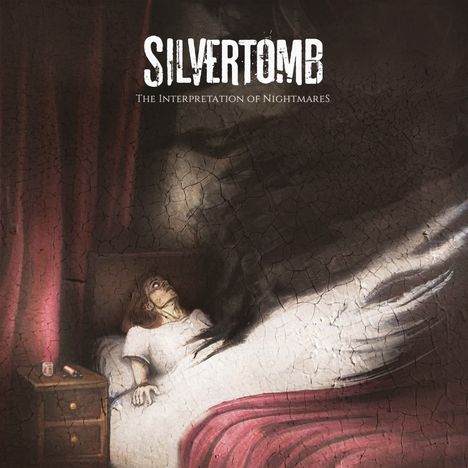 "SILVERTOMB" und "THE INTERPRETATION OF NIGHTMARES". Eine dunkle Gestalt schwebt über einer erschrockenen Person im Bett.