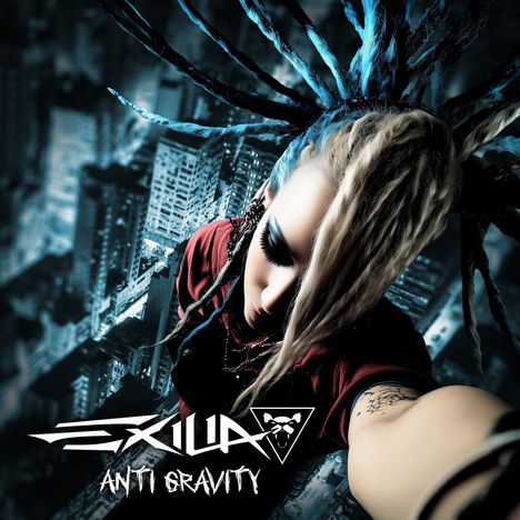 "Exilia Anti Gravity" steht in Weiß über einem Porträt mit blauen Dreadlocks, im Hintergrund eine städtische Skyline.