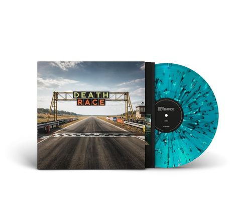 "DEATH RACE" in Leuchtschrift über einer Rennstrecke mit Startlinie, umgeben von grünen Feldern und einem Kontrollturm.