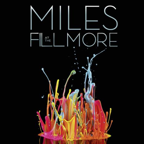 "MILES AT THE FILLMORE" in großen Buchstaben, darunter bunte, hochspritzende Farbtropfen auf einem schwarzen Hintergrund.