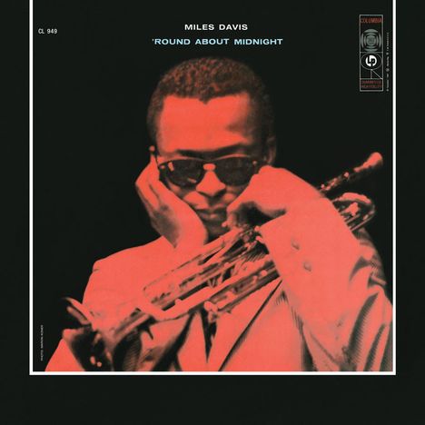 Miles Davis, 'Round About Midnight. Ein Mann in rotem Licht hält eine Trompete, trägt Sonnenbrille und Anzug.