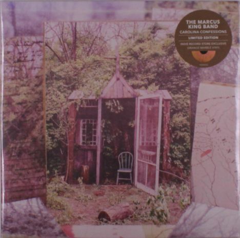 Aufschrift: "THE MARCUS KING BAND, CAROLINA CONFESSIONS, LIMITED EDITION". Ein altes, bewaldetes Gewächshaus mit offenem Tor.