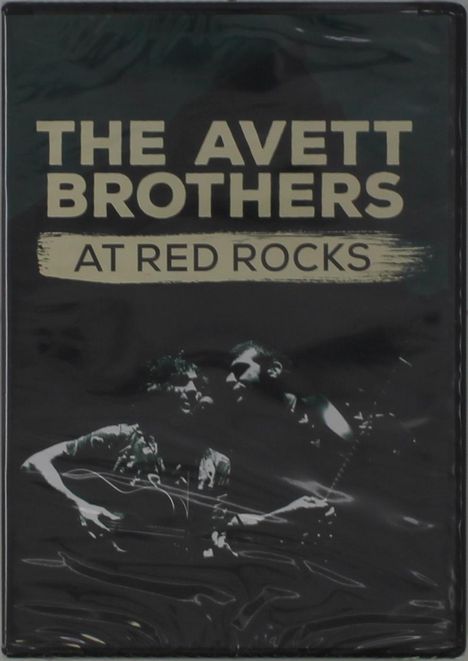 Text: "THE AVETT BROTHERS AT RED ROCKS". Darunter zwei Musiker mit Gitarren in Schwarz-Weiß.