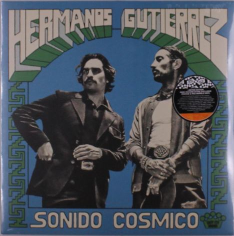 "HERMANOS GUTIERREZ", "SONIDO COSMICO". Zwei Männer posieren, umgeben von grünen geometrischen Mustern.