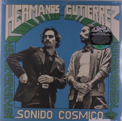 "HERMANOS GUTIERREZ", "SONIDO COSMICO". Zwei Männer in Anzügen vor blauem Hintergrund, retro Stil.