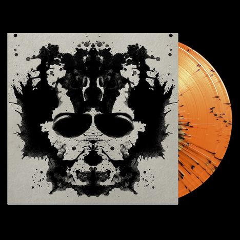 Keine sichtbaren Texte. Schwarze Rorschach-Klecks-Illustration auf grauem Hintergrund. Rechts orangefarbene Schallplatte.