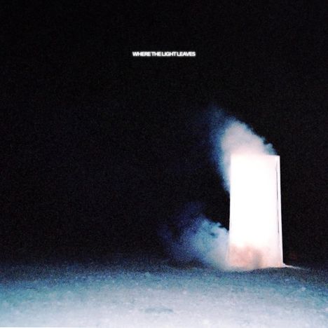 Text: "WHERE THE LIGHT LEAVES". Eine leuchtende Tür oder ein Portal steht im Dunkeln, umgeben von Rauch.