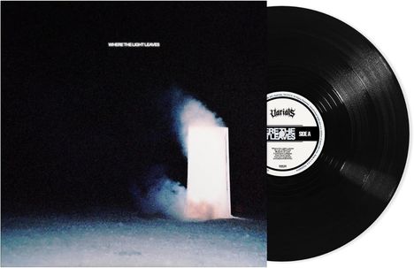 "WHERE THE LIGHT LEAVES" steht über einer leuchtenden Tür in dunkler Umgebung. Links Schallplatte, Seite A.