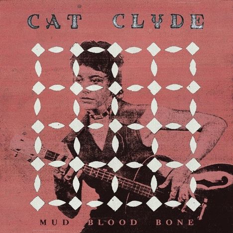 Text: "CAT CLYDE" oben, "MUD BLOOD BONE" unten. Illustration einer Person mit Gitarre und geometrischen Mustern.