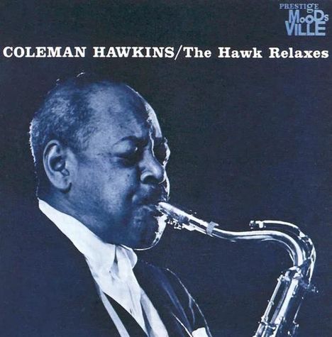 COLEMAN HAWKINS/The Hawk Relaxes. Ein Mann spielt Saxophon in einem blauen Licht.