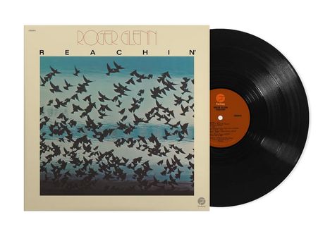 "ROGER GLENN" oben, "REACHIN'" mittig. Illustration: Schwarze Vögel fliegen über Wasser. Schallplatte daneben.