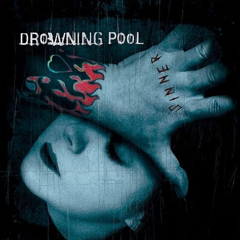 „Drowning Pool“ und „Sinner“; Hand mit Flammentattoo bedeckt Gesicht einer Frau.