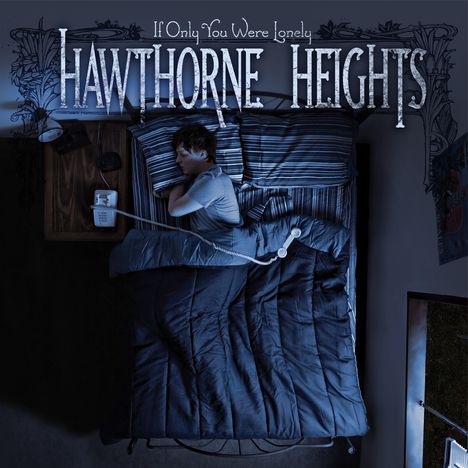 "If Only You Were Lonely" und "HAWTHORNE HEIGHTS". Person schläft in blau-schwarz kariertem Bett, Telefonhörer neben ihr.