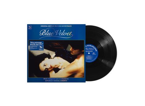 Cover eines Soundtracks "Blue Velvet" mit einem Zitat. Bild zeigt zwei Personen in intimer Umarmung. Vinyl daneben.