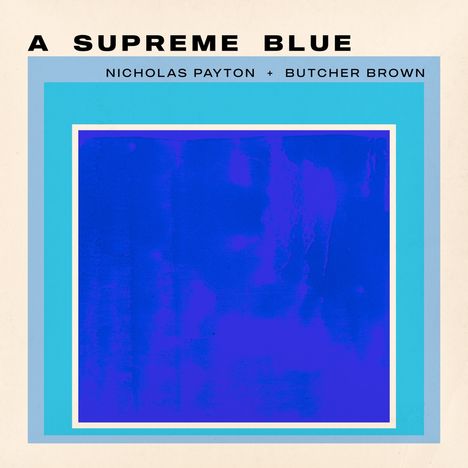 "A SUPREME BLUE", "NICHOLAS PAYTON + BUTCHER BROWN". Ein blaues abstraktes Gemälde mit farbigen Rahmen in Blautönen.