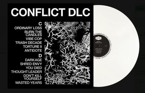 Die Texte "CONFLICT DLC", Trackliste C und D. Schwarzes Cover, abstrakte weiße Muster, weiße Vinyl-Schallplatte.