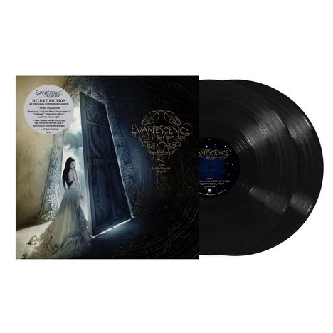 Evanescence: The Open Door - Deluxe Edition 2LP. Eine Frau in einem weißen Kleid steht vor einer offenen Tür.