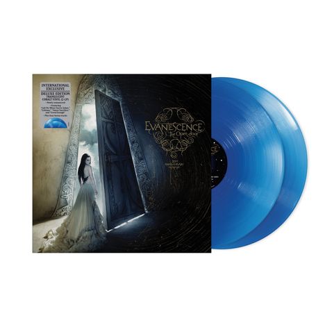 "Evanescence, The Open Door, 20th Anniversary." Eine Frau in einem weißen Kleid steht vor einer mystischen Tür.