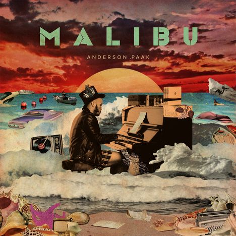 Text: "MALIBU" und "ANDERSON .PAAK". Eine Collage: Mann am Klavier, Sonnenuntergang, Wellen, Muscheln, Auto und Boote.