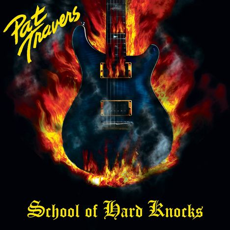 "School of Hard Knocks" in gelber Schrift unten, oben "Pat Travers". Eine E-Gitarre von Flammen umgeben.