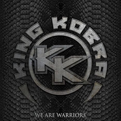 "King Kobra" und "We Are Warriors" in metallischer Schrift auf schuppigem Hintergrund.