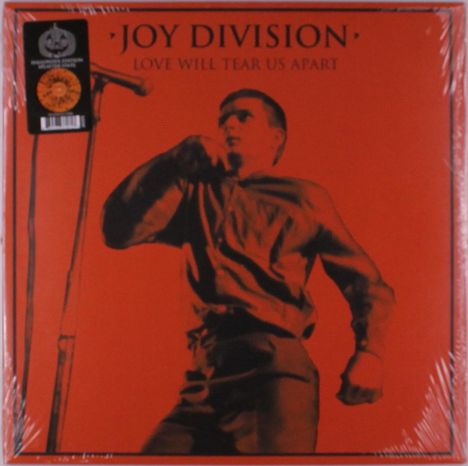 "JOY DIVISION" und "LOVE WILL TEAR US APART". In rotem Design, ein Mann singt mit Mikrofon.