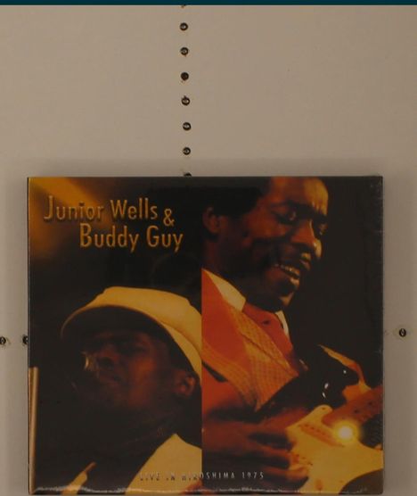 "Junior Wells & Buddy Guy. Live in Hiroshima 1975." Zwei Musiker, die Emotionen beim Spielen zeigen.