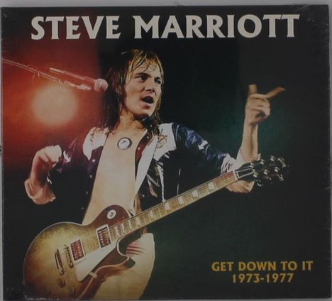 "STEVE MARRIOTT" oben, "GET DOWN TO IT 1973-1977" unten. Ein Musiker spielt engagiert Gitarre und singt ins Mikrofon.