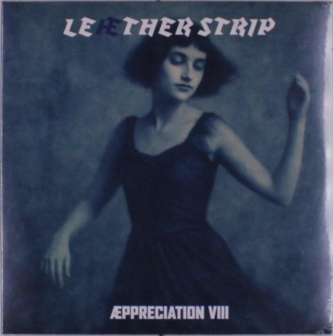 "LEÆTHER STRIP" oben, "ÆPPRECIATION VIII" unten. Dunkles, künstlerisches Porträt einer Frau in einem Kleid.