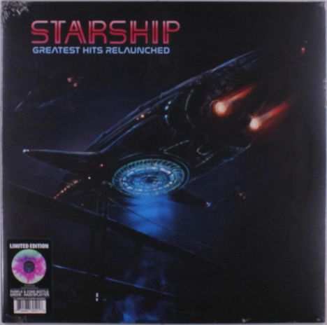 "STARSHIP GREATEST HITS RELAUNCHED" in roter und blauer Schrift. Raumschiff in dunkler Weltraumszene, zwei leuchtende Triebwerke.