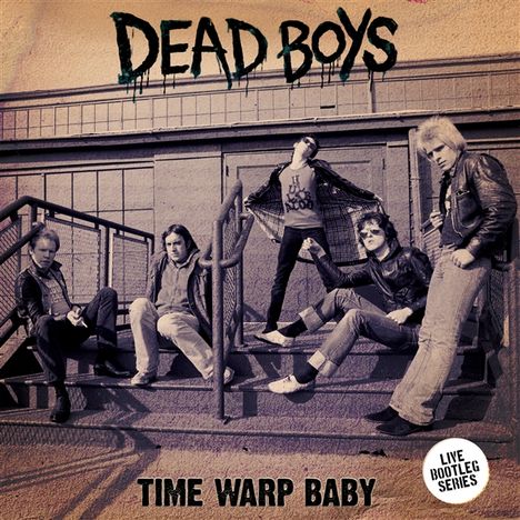 "DEAD BOYS" oben, "TIME WARP BABY" unten. Fünf Männer in Lederjacken posieren lässig auf einer Außentreppe.