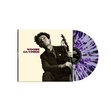 „WOODY GUTHRIE“ steht in lila Schrift. Eine retro Aufnahme zeigt einen Mann mit einer Gitarre in dunkler Kleidung. Eine Schallplatte hat einen violett-weißen Splatter-Effekt.