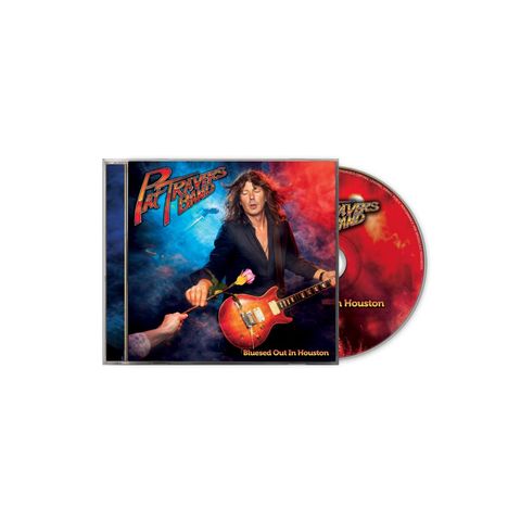 „Pat Travers Band“ und „Bluesed Out in Houston“ sind auf einer CD-Hülle abgebildet. Ein Mann hält eine Gitarre.