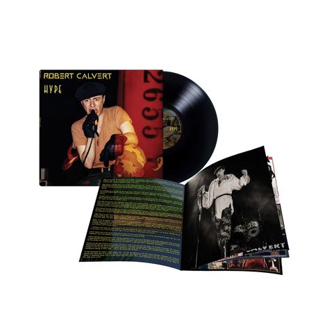 "Robert Calvert Hype." Ein Sänger mit Mikrofon auf einem Albumcover, daneben eine Schallplatte und ein Fotoheft.
