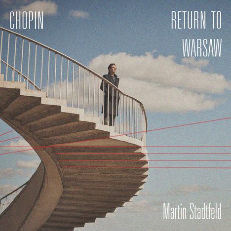 „CHOPIN“, „RETURN TO WARSAW“, „Martin Stadtfeld“. Ein Mann auf einer spiralförmigen Treppe unter blauem Himmel.