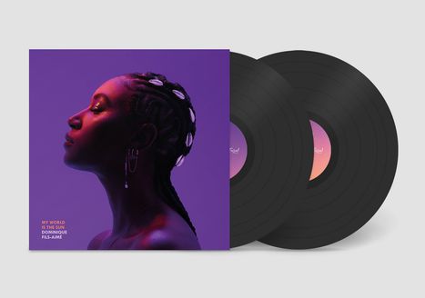 Links: „MY WORLD IS THE SUN DOMINIQUE FILS-AIMÉ“. Porträt einer Frau in violettem Licht. Rechts: Zwei Schallplatten.