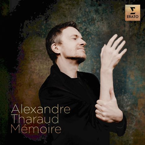 "Alexandre Tharaud Mémoire" steht in eleganter Schrift. Ein Mann in Profilansicht mit geschlossenen Augen und erhobener Hand.