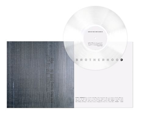 Die Worte "BROTHERHOOD" und "NEW ORDER" sind zu sehen. Eine silberne Vinyl-Platte liegt teilweise auf dem Cover.