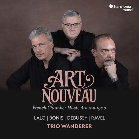 "ART NOUVEAU: French Chamber Music Around 1900. Lalo, Bonis, Debussy, Ravel. Trio Wanderer." Drei Männer in dunkler Kleidung.