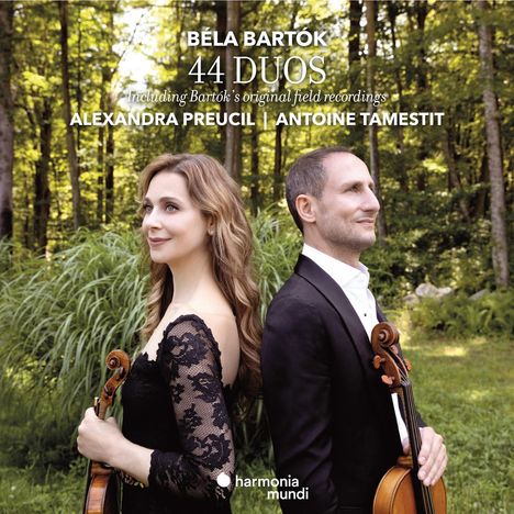"BÉLA BARTÓK 44 DUOS Including Bartók’s original field recordings. Alexandra Preucil | Antoine Tamestit." Zwei Personen im Wald mit Streichinstrumenten.