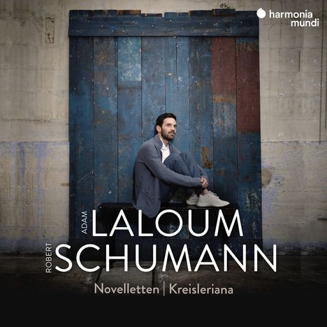 "Robert Adam Laloum, Schumann, Noveletten, Kreisleriana."  
Ein Mann sitzt vor blauen Holzbrettern, nachdenklich.