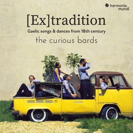 "[Ex]tradition: Gaelic songs & dances from 18th century – the curious bards." Menschen auf einem gelben Auto vor einer Wand.
