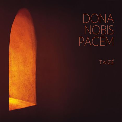 „Dona Nobis Pacem“ und „Taizé“ in heller Schrift auf dunklem Hintergrund, beleuchtetes Fenster in warmem Orange.