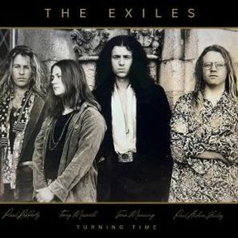 "The Exiles" oben und "Turning Time" unten. Vier Männer in alternativer Kleidung stehen vor einer Steinwand.