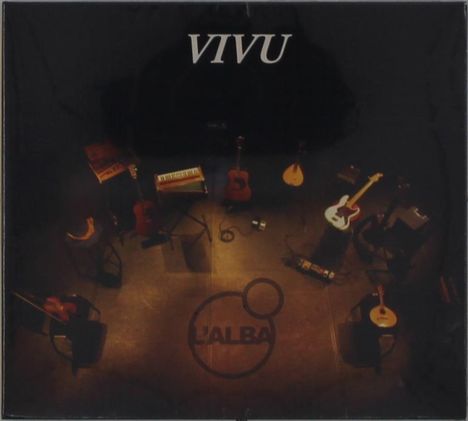 Text oben: "VIVU". Unten: "L'ALBA" auf einem dunklen Hintergrund. Verschiedene Musikinstrumente verteilt.