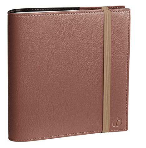 Braunes Notizbuch mit Gummibandverschluss. Unten rechts ein kleines Logo. Textur wirkt lederartig.