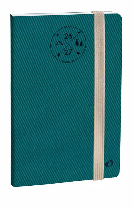 Das Notizbuch ist türkis mit einem runden Logo: Zahlen "26", "27", römische Zahlen, ein Berg und Bäume, beige Gummiband.