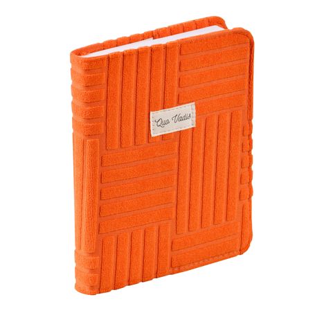„Quo Vadis“ steht auf einem Stoffetikett auf einem leuchtend orangefarbenen, strukturierten Stoffumschlag eines Notizbuchs.