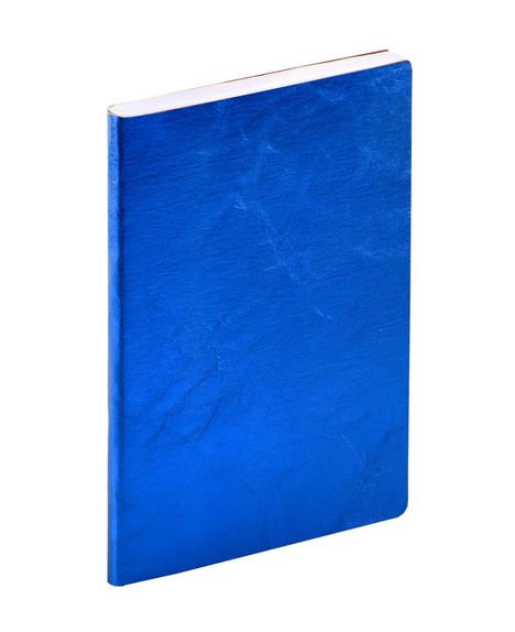 Kein Text. Ein Notizbuch mit leuchtend blauem Einband ist zu sehen.