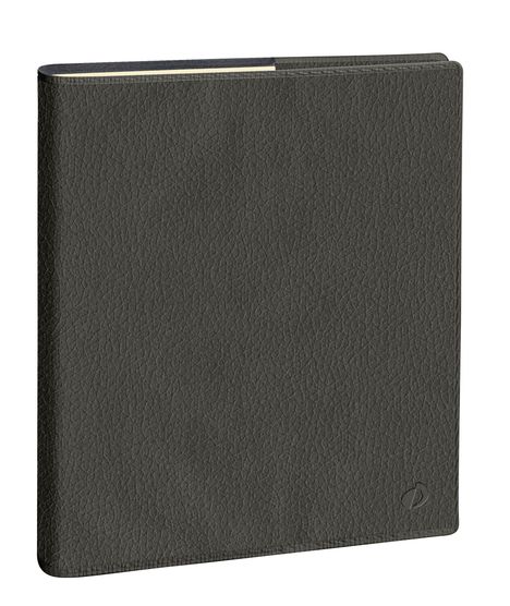 Ein schwarzes, lederartiges Notizbuch mit sichtbarer Struktur und einer Einfassungslinie auf der Vorderseite.
